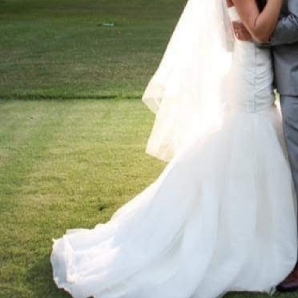 Vera Wang Fit & Flare Ivory Wedding Dress